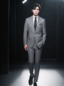 【西裝男?！啃凶叩陌钥倹]錯